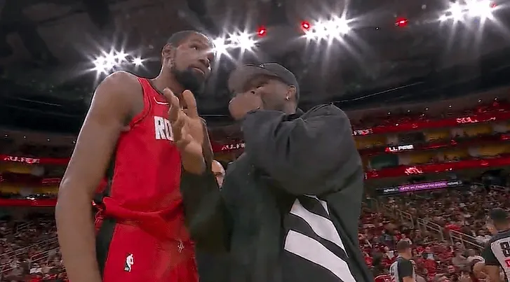 半岛体育官网-爱德华兹今日因伤休战，暂停期间和杜兰特开心交流