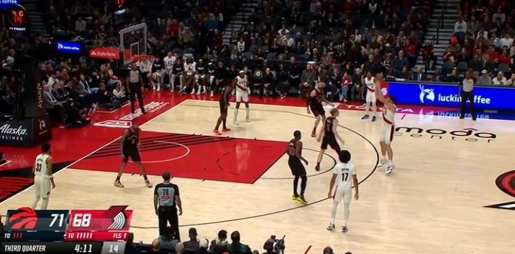 半岛体育官网-重炮！克林根再获空位 三分命中帮助球队扳平比分