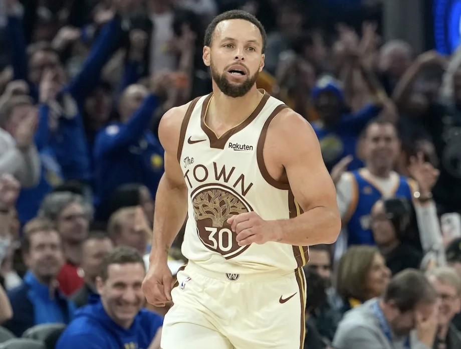 半岛体育官网-库里常规赛数据：膝伤困扰仅打43场六年来新低，生涯得分超26000分